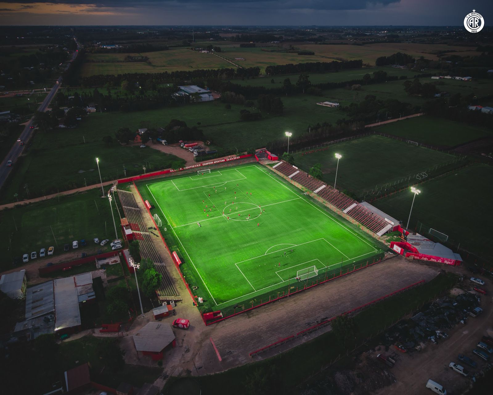 Estadio Complejo Rentistas iluminado de noche visto desde el aire