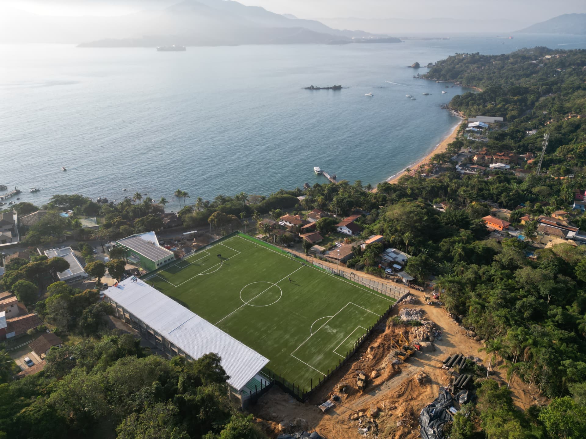 Cancha de fútbol de césped sintético en Ilhabela frente al mar