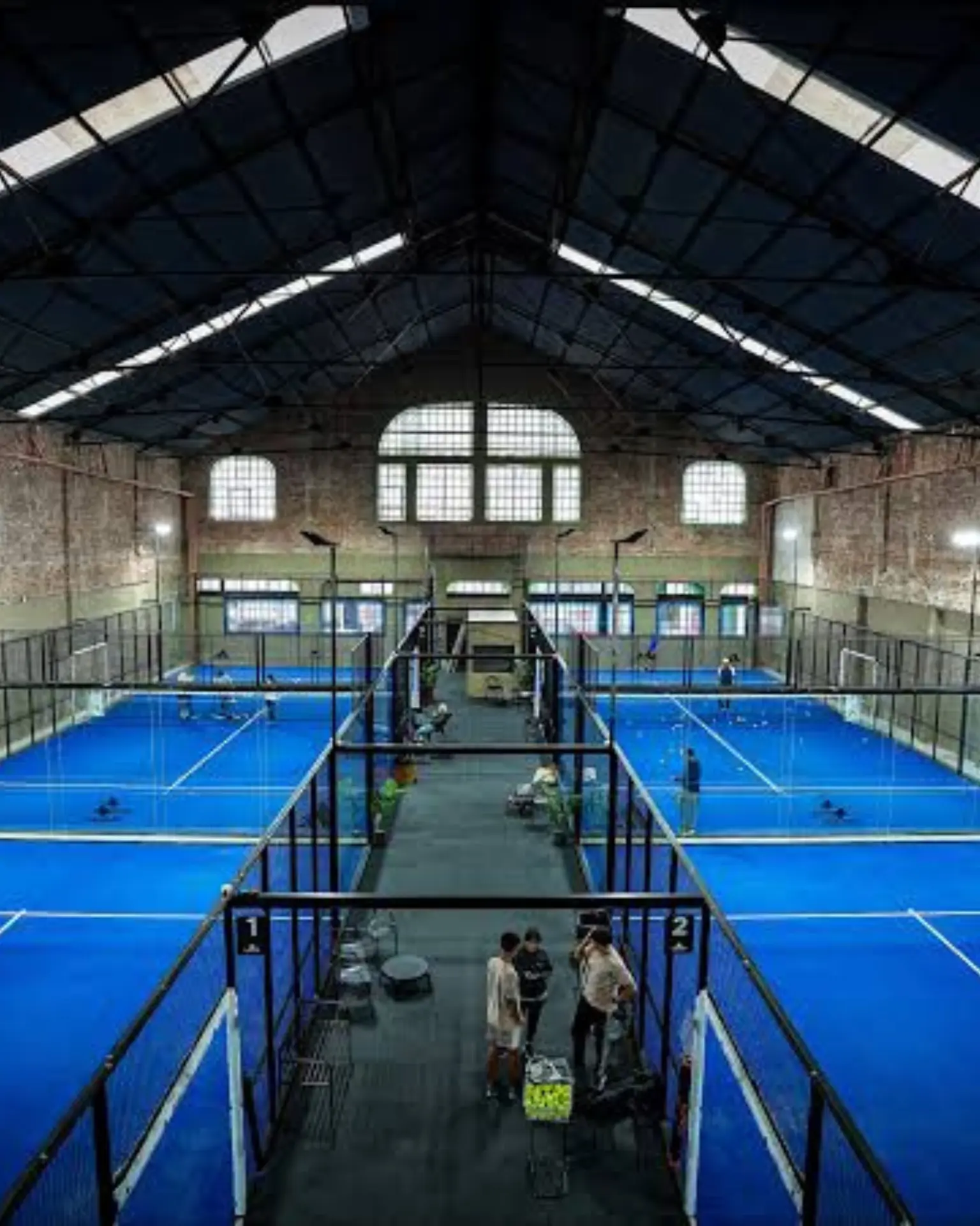 Complejo indoor de canchas de pádel azules