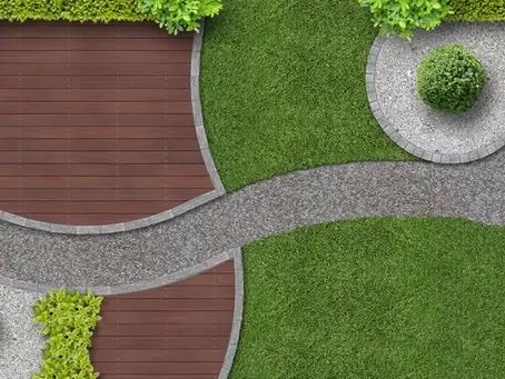 Jardín con césped sintético decorativo, deck de madera y senderos